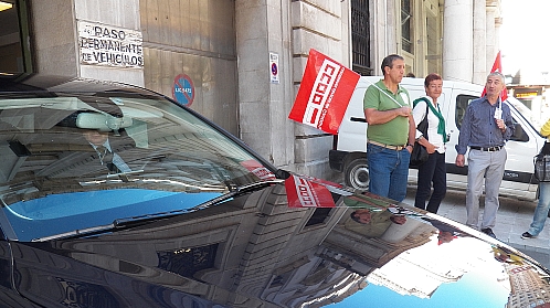 Los sindicatos protestan a la llegada del presidente de Liberbank