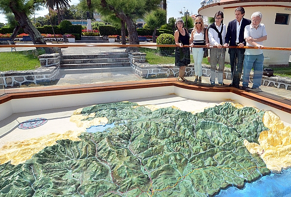 El Ayuntamiento homenajea a José Torné, autor del mapa en relieve de Cantabria