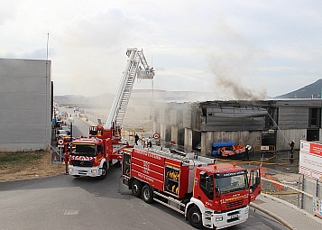Un incendio destruye una bodega en el puerto deportivo de Laredo