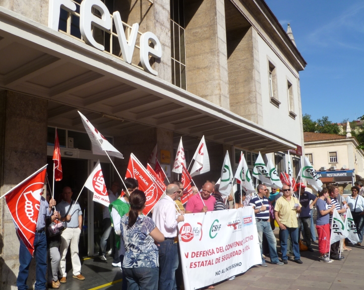 Trabajadores de seguridad privada se concentran ante la estación de FEVE en Santander