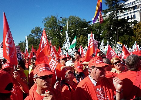 Miles de personas reclaman a Rajoy un referéndum sobre los recortes