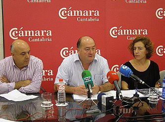 En la fotografía, de izquierda a derecha: Estanislao Fernández, Ángel   Sainz y Mónica Carballas. 