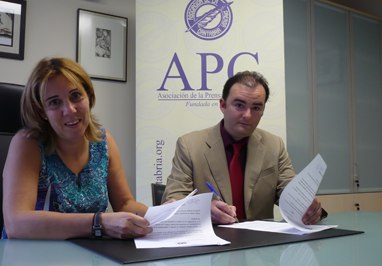 Dolores Gallardo, presidenta de la APC, y David Laguillo, director de Cantabria Diario y EsTorrelavega