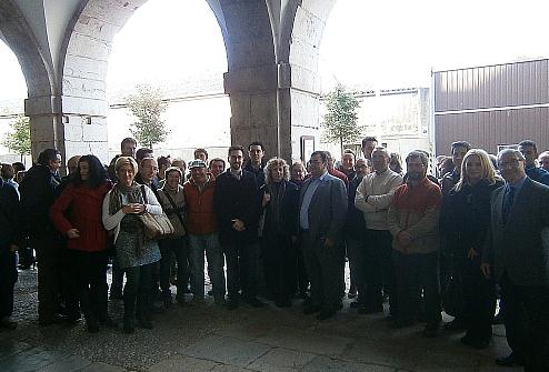 Un centenar de representantes municipales del PSOE se concentran ante el Parlamento para protestar contra la supresión del Fondo de Cooperación Municipal