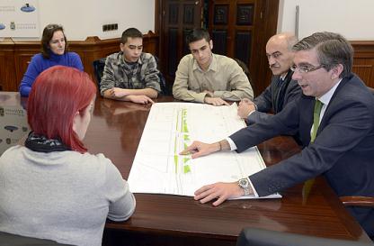 El Ayuntamiento presenta a los vecinos el proyecto de construcción de un paseo marítimo en Castilla-Hermida