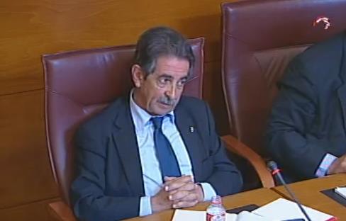 Bedia recomienda a Revilla -en la imagen- 'tomar Ceregumil' para recordar detalles de sus ocho años de gobierno / Foto: Parlamento de Cantabria