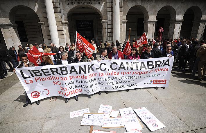 Concentración de trabajadores ante la sede de Caja Cantabria en Santander / Archivo