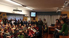 El público abarrota la charla contra el ‘fracking’ en Vega de Pas
