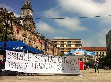 Trabajadores de Sniace acampan frente al Ayuntamiento de Torrelavega