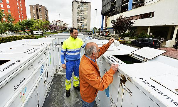 El punto limpio móvil recoge más de 14.500 kilos de residuos contaminantes domésticos