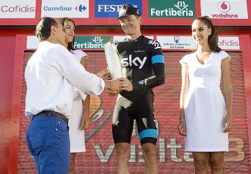 Diego entrega a Vasil Kiryienka el trofeo de La Vuelta a su paso por Cantabria