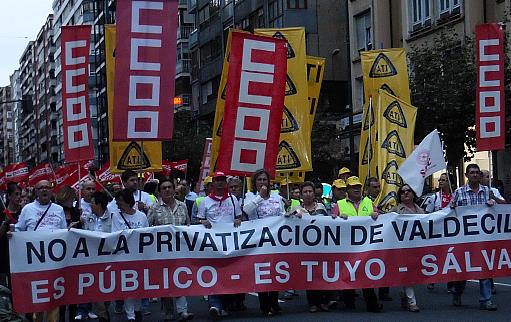 Miles de personas se manifiestan contra la privatización de Valdecilla