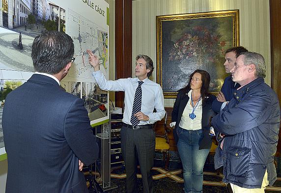 De la Serna presenta a la asociación de comerciantes del centro el proyecto de peatonalización y renovación de la calle Cádiz
