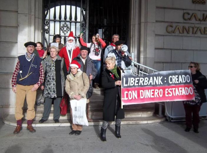 Afectados por preferentes repartirán carbón a directores y empleados de Caja Cantabria-Liberbank