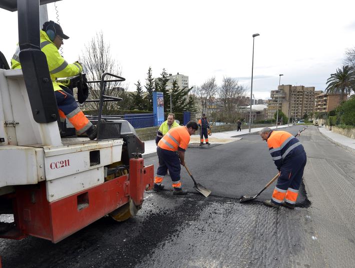 Comienza el asfaltado ecológico de la avenida del faro