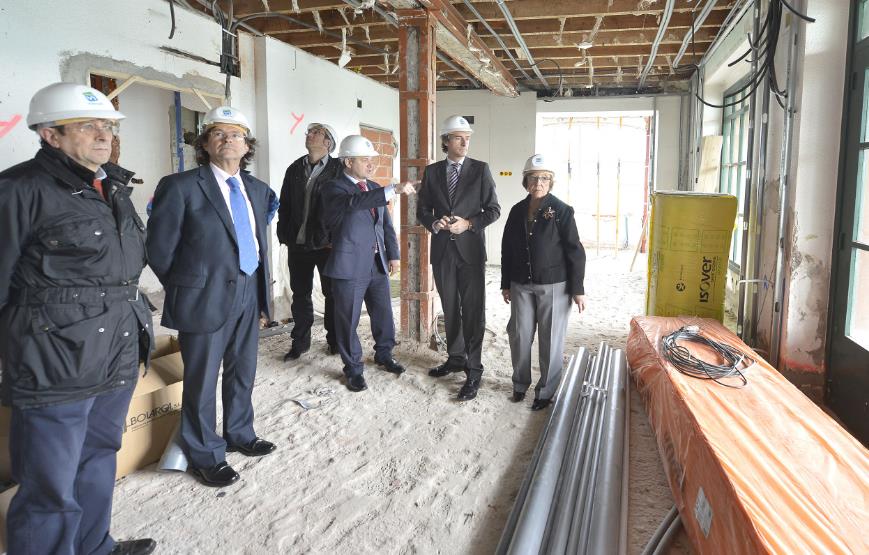El alcalde visita las obras de rehabilitación de la residencia de AMPROS en Corbán 