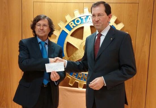 El Club Rotario entrega 1.700 euros al programa municipal “Apadrina una familia”