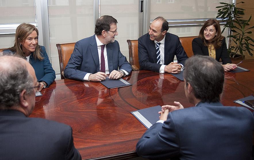 Rajoy y Diego durante la firma del acuerdo. Foto: Gobierno de Cantabria