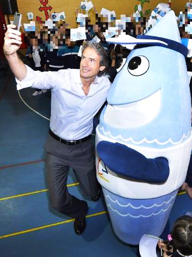 El alcalde se hace un 'selfie' con 'Sardi', la mascota del Mundial de Vela