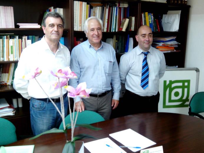 De izquierda a derecha, Dacio Alonso, presidente de Unión de Consumidores de Asturias; Juan José Maestro, presidente de la Unión de Consumidores de Cantabria, y Enrique Solís, letrado de la asociación cántabra.