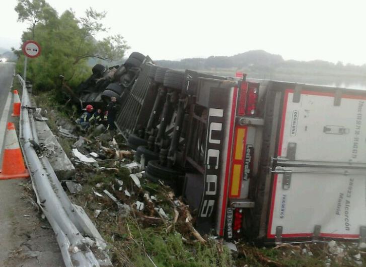 Bomberos del 112 trasvasan el combustible de un camión volcado para evitar vertidos a la Ría de Argoños