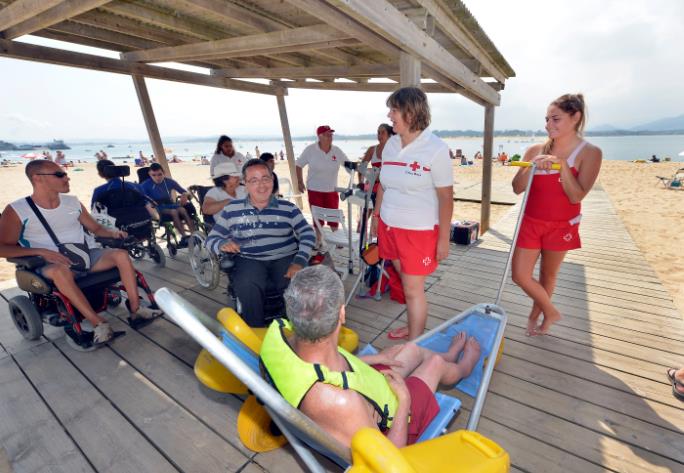 Dos socorristas de Cruz Roja prestan diariamente sus servicios en el puesto de baño adaptado de la Playa de los Peligros