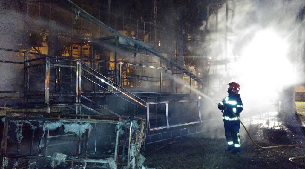 Bomberos del 112 extinguen el incendio de una atracción de feria en Noja