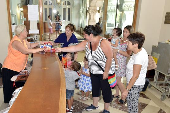 El ayuntamiento recauda cerca de 200 kilos de alimentos para la cocina económica en el día mundial de la solidaridad