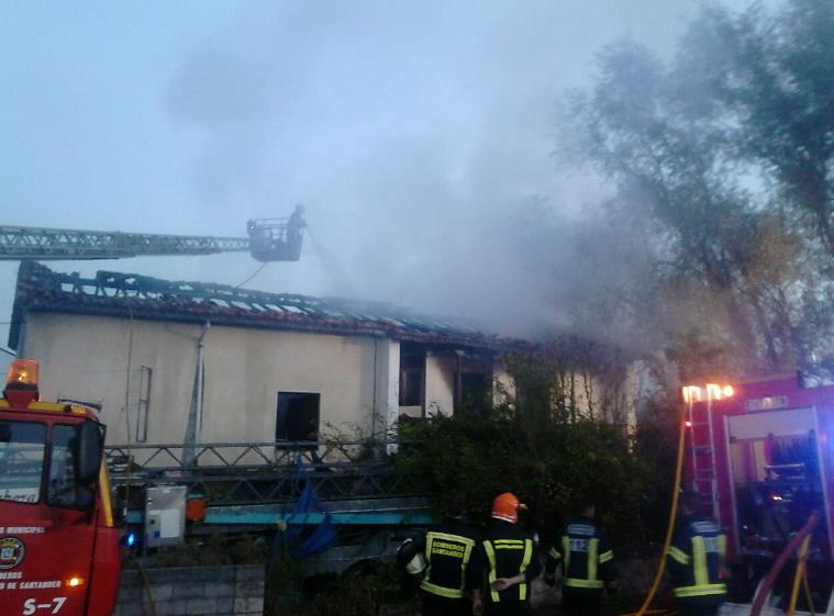  Los bomberos extinguen un incendio en una vivienda de Escalante