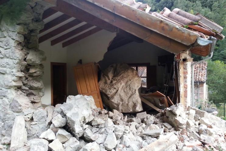  Una roca impacta en una casa en La Hermida