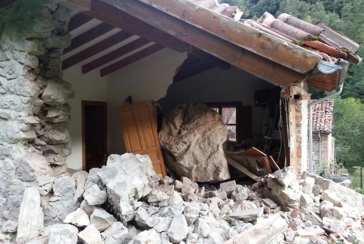 Una roca impacta en una casa en La Hermida