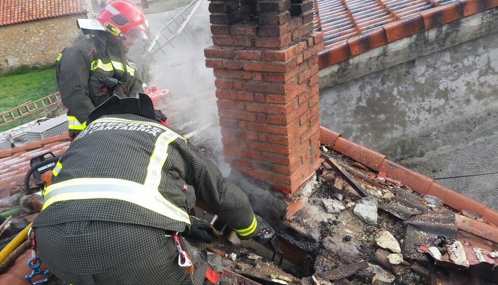  Bomberos del 112 extinguen un incendio en la chimenea de una vivienda de Treceño