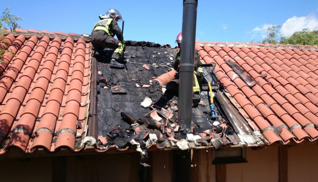  Bomberos del 112 sofocan un incendio en una casa rural de Ojedo