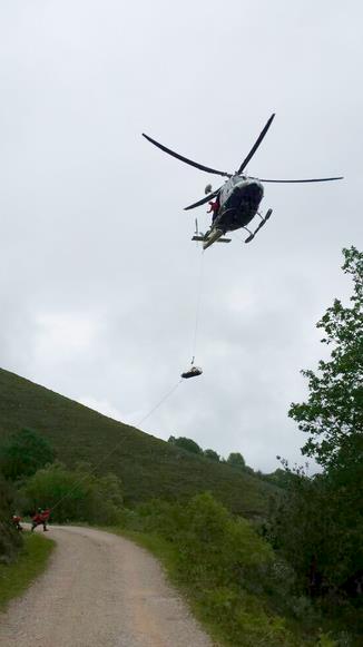  El helicóptero del Gobierno evacua a un hombre herido grave tras caer su coche por un terraplén en Ucieda