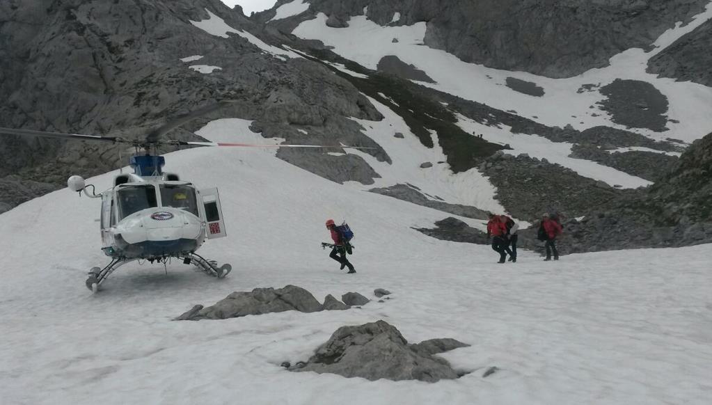  El helicóptero del Gobierno evacua a un montañero caído en una sima en Picos de Europa