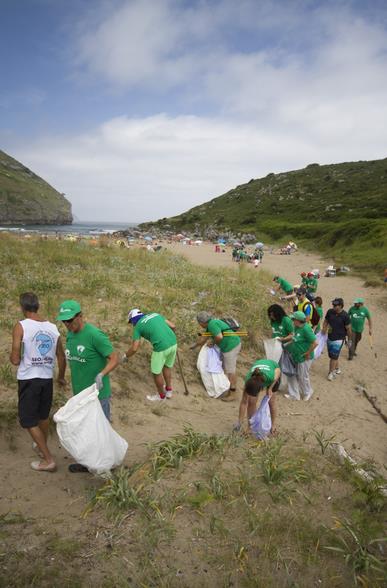  Retirados 50 kilos de residuos de la playa de Sonabia