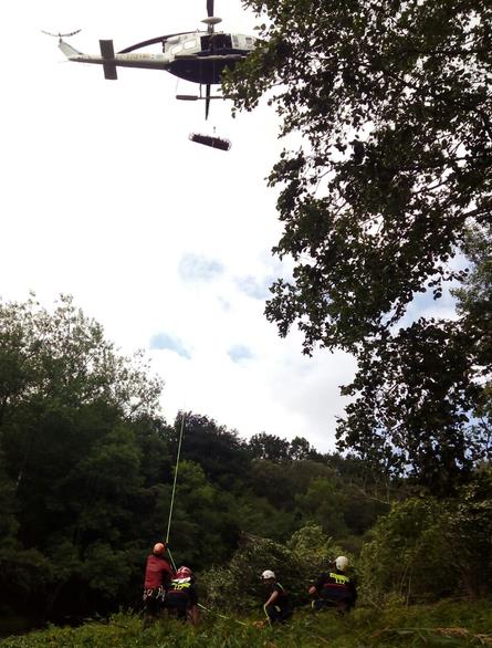  Efectivos de emergencias rescatan a una escaladora caída en la Senda del Nansa