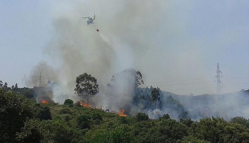  Efectivos de emergencias trabajan en la extinción de un incendio forestal en Camargo