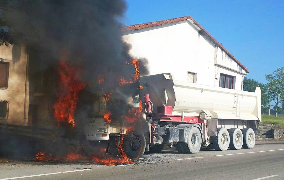  Bomberos del 112 extinguen el incendio de un camión en Sobarzo