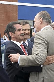 Miguel Ángel Revilla y Juan Carlos I en una imagen de archivo