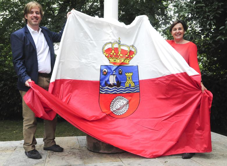  Gorostiaga entrega la bandera de Cantabria que será izada mañana en Reocín