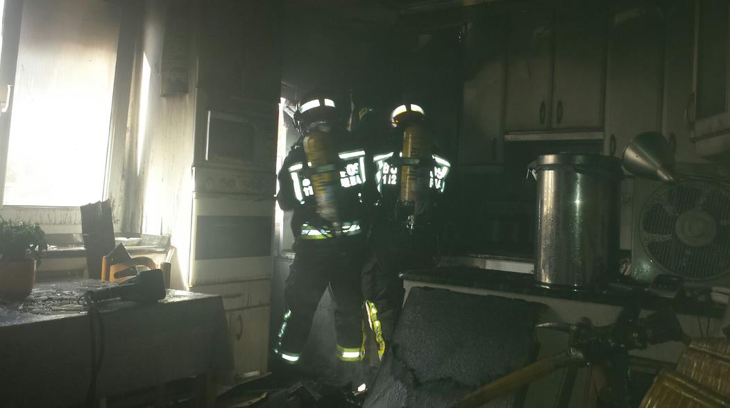 Bomberos del 112 sofocan un incendio en una vivienda de Laredo