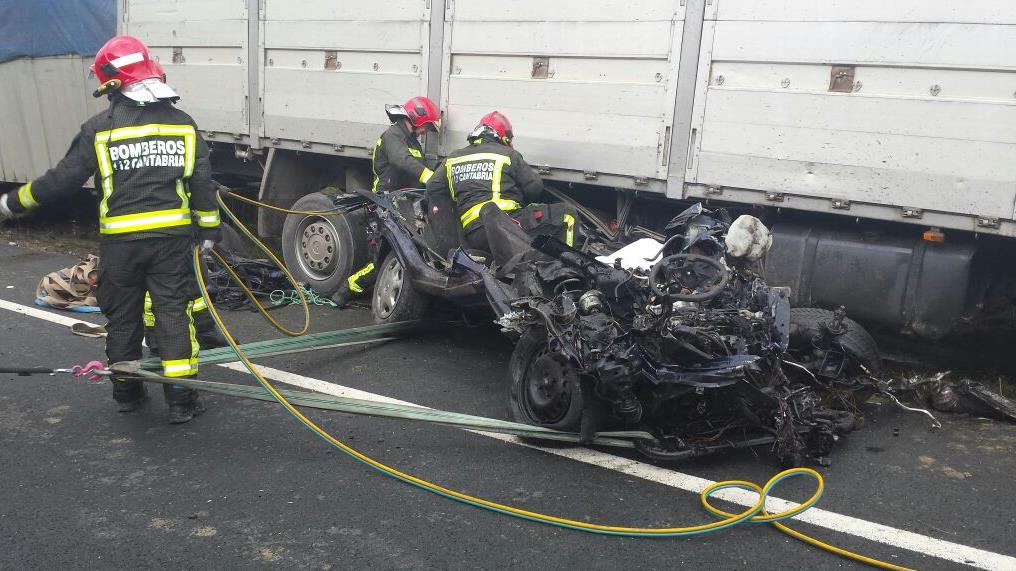  Un fallecido tras una colisión entre un turismo y un camión en Ampuero