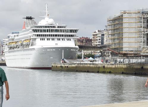  El crucero Balmoral, con capacidad para 1.350 viajeros, atraca en Santander