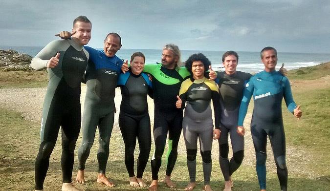  Jóvenes afiliados a la ONCE se inician en la práctica del surf en Liencres