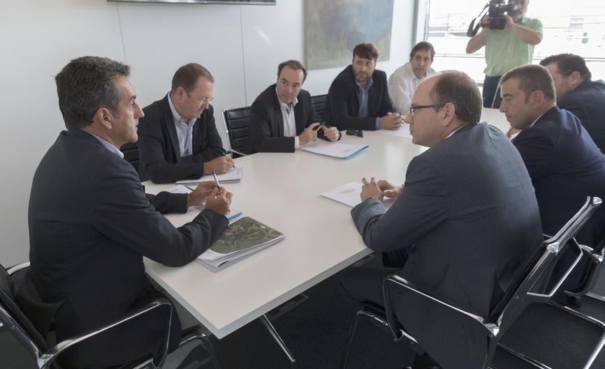 El consejero Martín reunido con la Asociación Eólica de Cantabria / Foto: Miguel López (Gob. Cantabria)