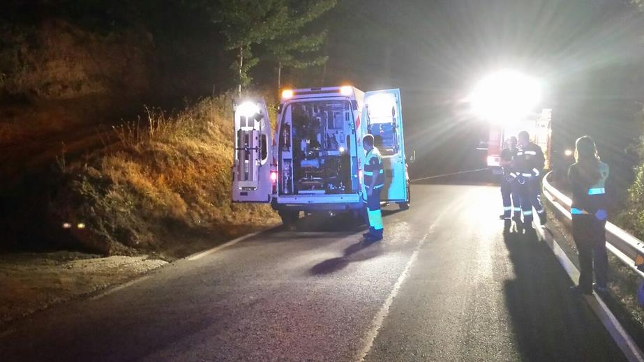  Efectivos de emergencias rescatan a un hombre tras caer por un talud con un tractor en Ojedo