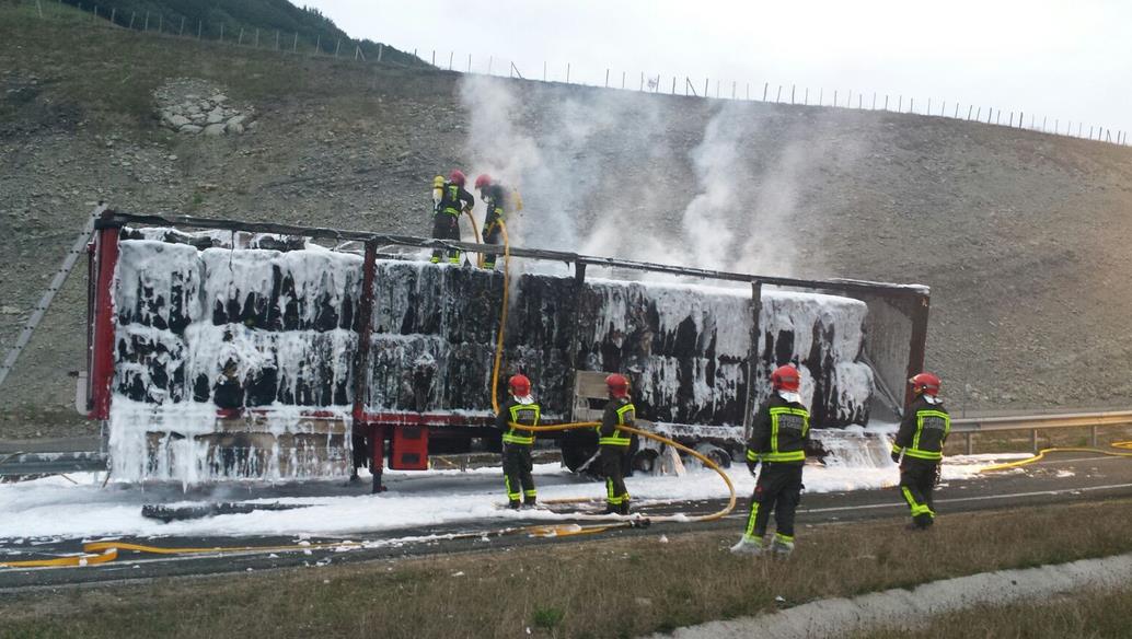  Se incendia un camión con 21 toneladas de cartón, material altamente combustible