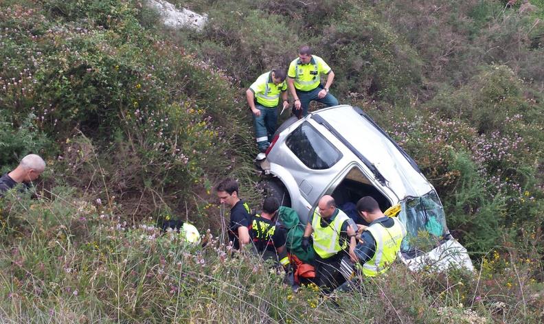  Efectivos de emergencias rescataron a un hombre tras caer 60 metros con su vehículo por un terraplén