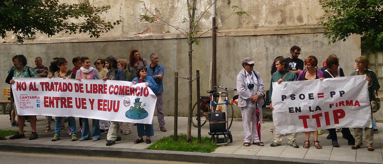  Una veintena de personas se concentra contra el TTIP en el exterior del Parlamento